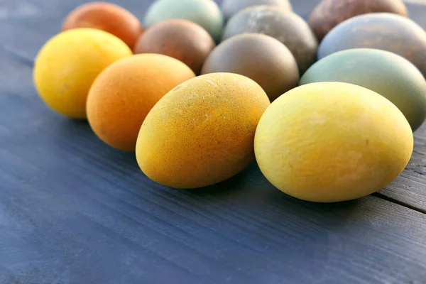 Uova Pasqua Colorazione Naturale Sfondo Legno Colorata Collezione Uova Pasqua — Foto Stock