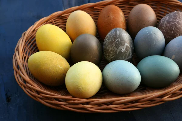 Huevos Pascua Teñidos Naturalmente Cesta Primer Plano Coloridos Huevos Pascua —  Fotos de Stock