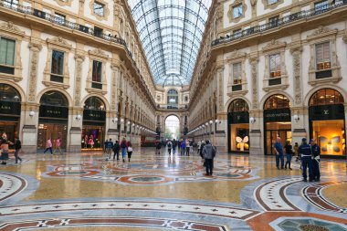 Milano, İtalya - 21 Ekim 2018 : Dünyanın en eski alışveriş merkezlerinden biri olan Milano'daki ünlü Galleria Vittorio Emanuele Ii.