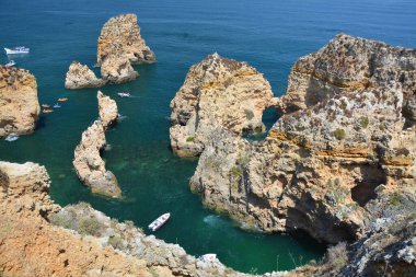 Portekiz, Algarve 'deki Ponta da Piedade uçurumları ve kayalıkları manzarası.