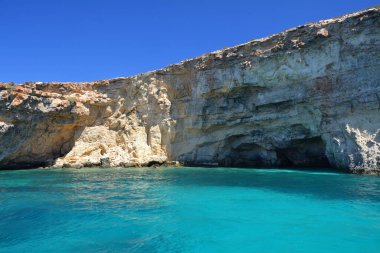 Malta, Comino Adası 'ndaki Kristal Göl Koyu.