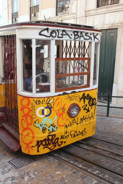 Lizbona żółta tramwaj — Zdjęcie stockowe