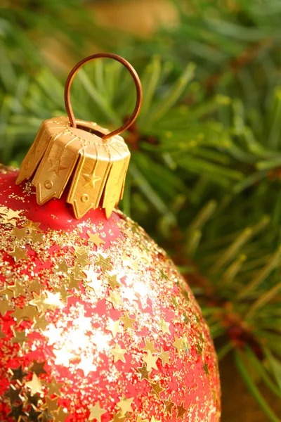 Bola roja de Navidad — Foto de Stock