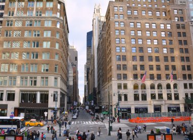 İnsanlar ve Fifth Avenue üzerinde trafik.