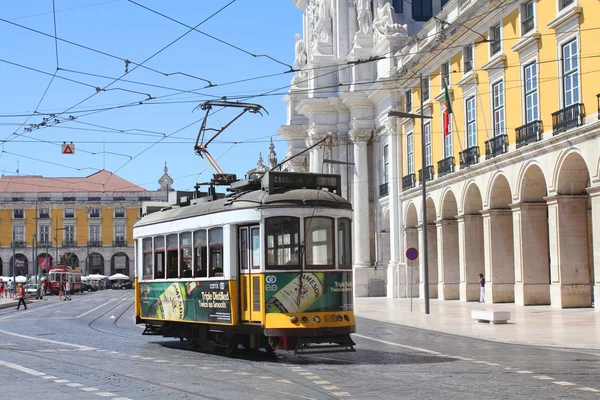 Lizbon 'da Sarı Tramvay — Stok fotoğraf