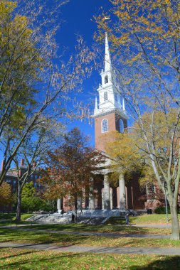 Harvard Üniversitesi bahçesinde Hatıra Kilisesi
