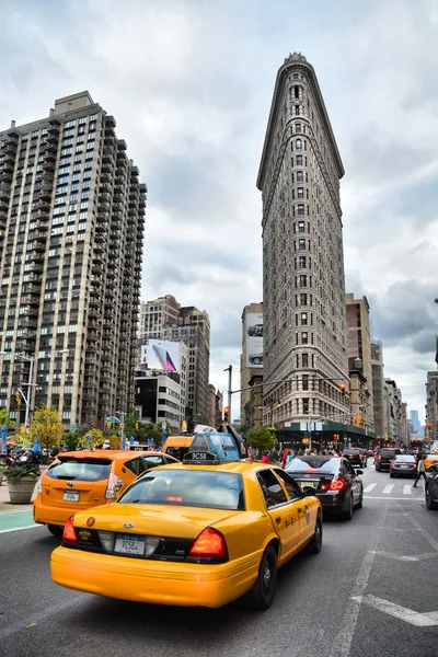 NYC cab and Flatiron — Stock Photo, Image