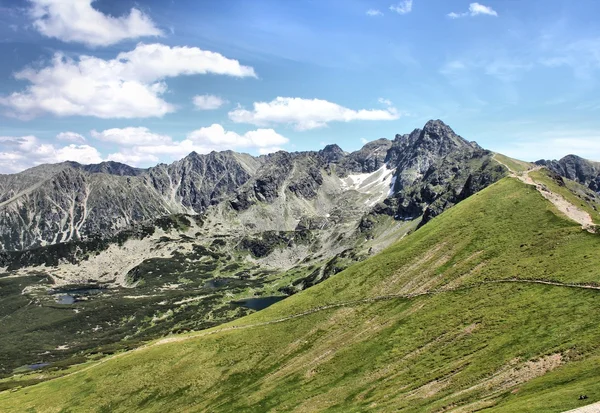 Tatra gebergte onder de blauwe hemel — Stockfoto