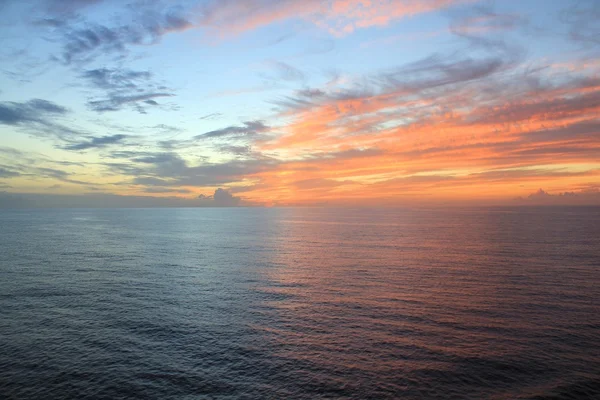 Pôr do sol sobre o oceano — Fotografia de Stock