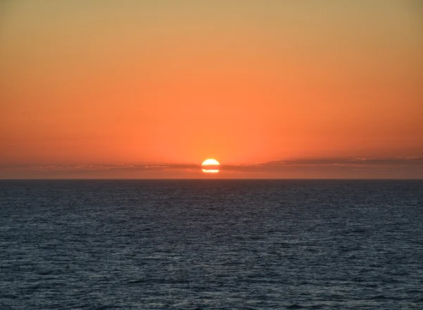 Pôr do sol acima do oceano — Fotografia de Stock