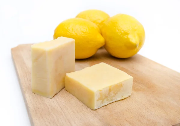 Geleneksel el yapımı limon kokulu ve soap üzerinde bir ahşap ayıklamak — Stok fotoğraf