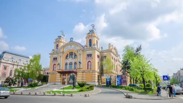 Národní divadlo a Opera House v Avram Iancu náměstí v Kluži — Stock video
