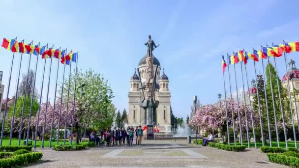 Catedral Ortodoxa e Estátua Avram Iancu na Praça Avram Iancu em Cluj-Napoca — Vídeo de Stock
