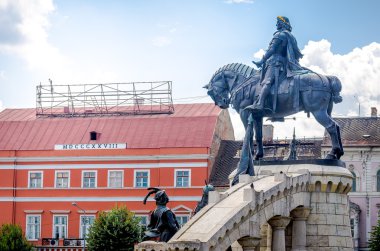Matei Corvin (Matthias Crovinus Rex) heykeli anıt Cluj Napoca Unirii Merkez Meydanı'nda