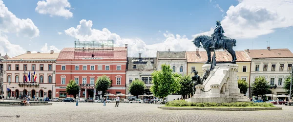 Matei Corvin (Matyáš Korvín Rex) socha na centrálním náměstí Unirii v Cluj-Napoca — Stock fotografie