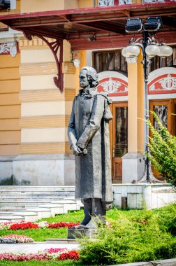 Mihai Eminescu, Romen şair heykeli
