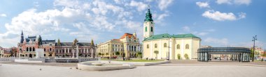 Oradea, Romanya Transilvanya bölgesinde Romen kahraman Mihai Viteazul heykeli ile Unirii Square