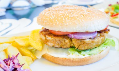 Patatesli tavuk burger.