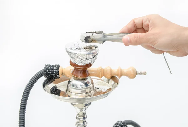 Bir nargile koyarak kömür