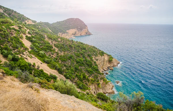 Greek island view from above with the beautiful ocean water on a sunny dawn — Stock Photo, Image