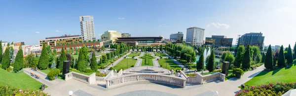 Pałac Kultury ogród i palas mall w Jassy, Mołdawia w regionie Rumunii — Zdjęcie stockowe