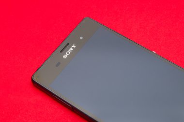 Sony Xperia smartphone üzerinde kırmızı