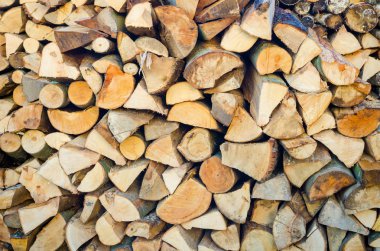 bir yığın halinde doğranmış tahta