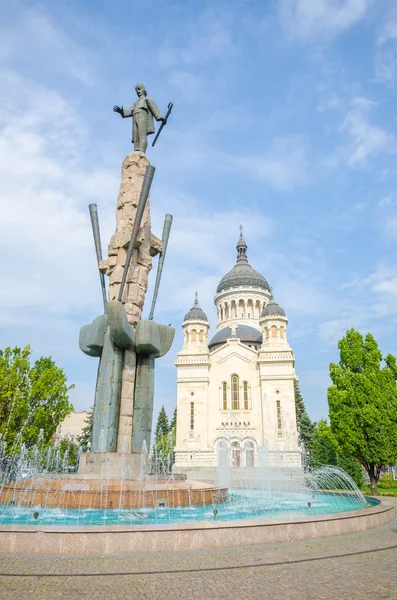 Ortodoxa katedralen och nationell hjälte Avram Iancu staty i Cluj Napoca — Stockfoto