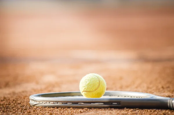 A saját raquet, a közvetlen napfénytől, ami arra utal, egy nagy játék a tenisz labda — Stock Fotó