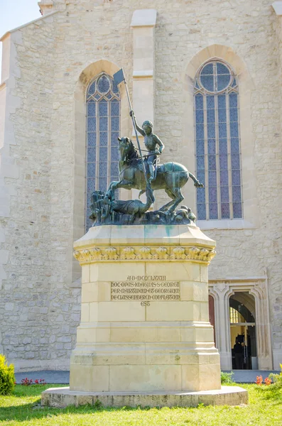 Estatua de Saint Geroge en Cluj Napoca, Transilvania región de Rumania — Foto de Stock