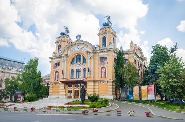 Rumunské Národní divadlo a Opera House v Cluj Napoca — Stock fotografie