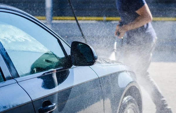Biltvätt en lyxbil — Stockfoto