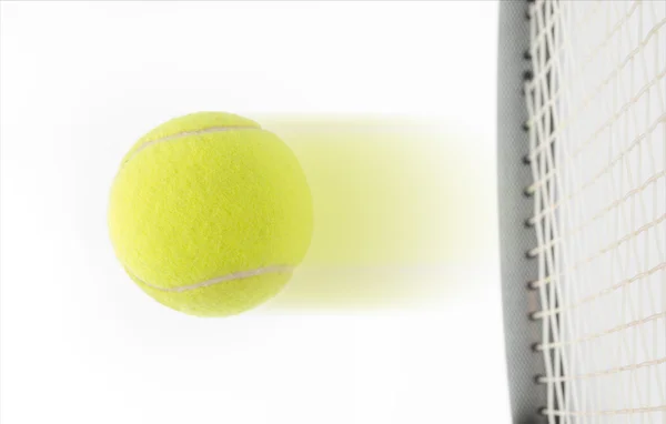 Une balle de tennis frappée par une raquette — Photo