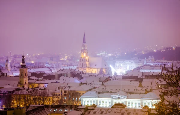Cluj Napoca vista aérea en una noche de invierno con hermosas luces — Foto de Stock
