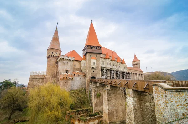 Medieval gothic Corvinilor Castle in Hunedoara Romania — Zdjęcie stockowe