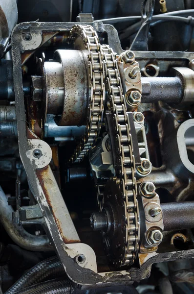 Open engine block with the chain — Stockfoto