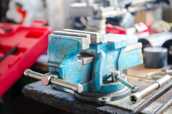 Blue old vice in a workshop — Stockfoto