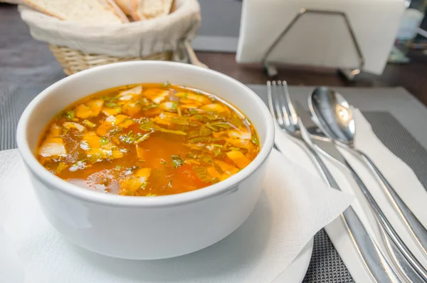 Groentesoep in een witte kom op de tafel van een restaurant — Stockfoto