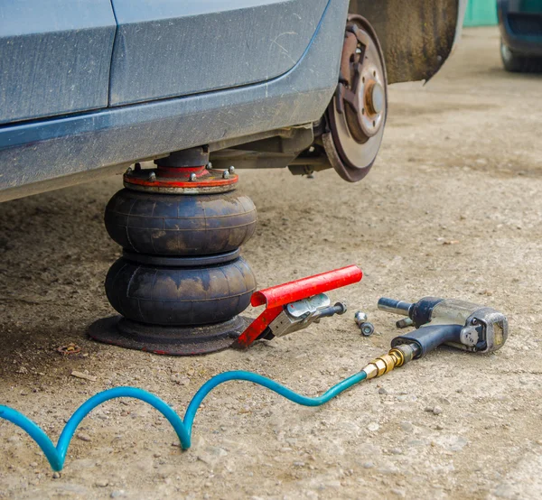 Pneumatic repair tools for a tire change — Stock Photo, Image