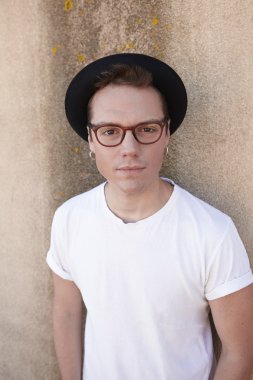 gözlük portre ile ciddi adam