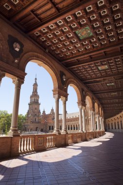 İspanya Square Galerisi ve ahşap paneller