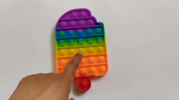 Hand Spelen Met Kleurrijke Poppit Fidget Speelgoed Stress Zintuiglijk Speelgoed — Stockvideo