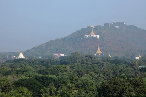 Pagodas y estupas en Mandalay en Myanmar — Foto de Stock