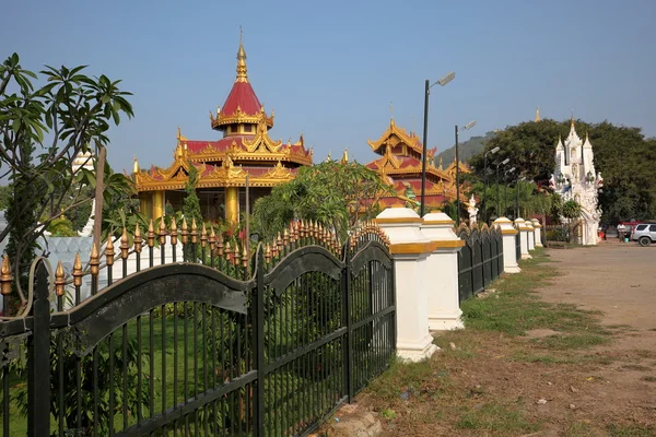 Pagoder och stupas på Mandalay i Burma — Stockfoto