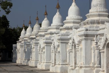 Pagodadan ve stupas Mandalay Myanmar