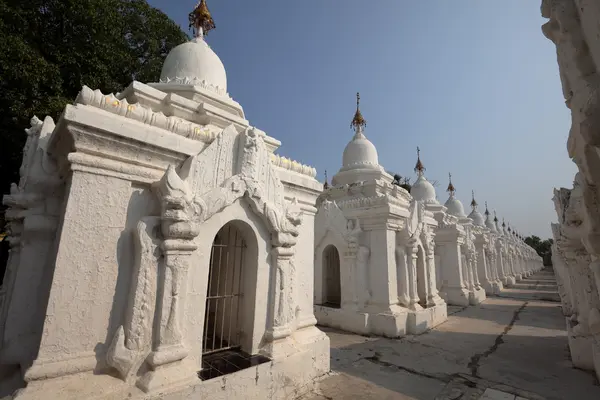 Pagode e stupa a Mandalay in Myanmar — Foto Stock