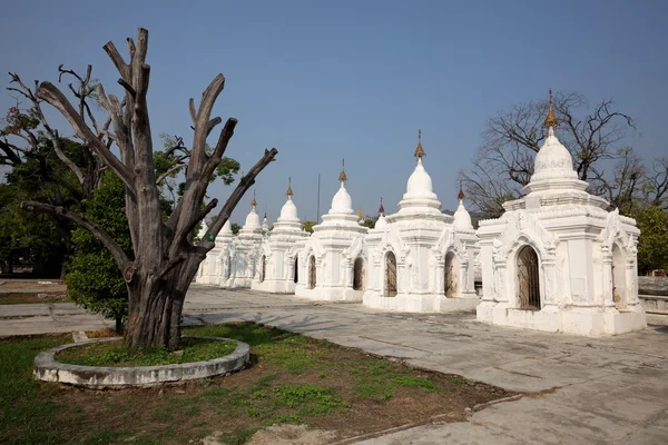 Pagodes en stoepa's op Mandalay in Myanmar — Stockfoto