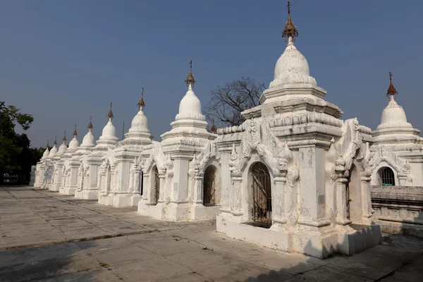 Pagodes en stoepa's op Mandalay in Myanmar — Stockfoto