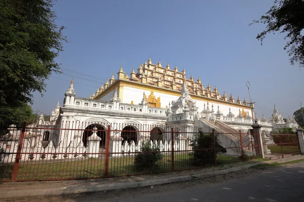 Pagodes e stupas em Mandalay, Mianmar — Fotografia de Stock