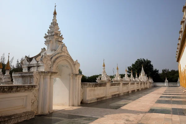 Pagoda dan stupa di Mandalay, Myanmar — Stok Foto